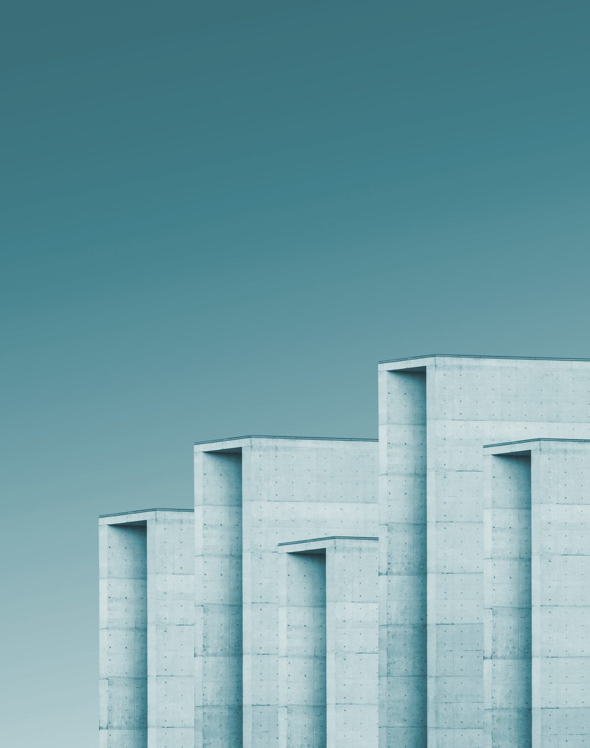 Façade de béton aux volumes en escalier